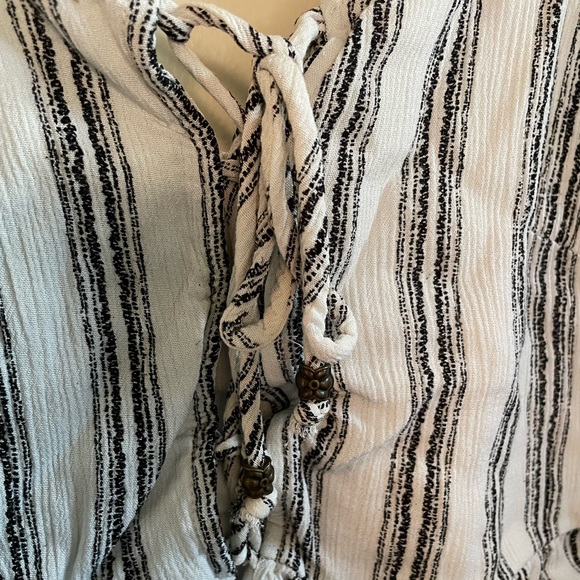 Xhilaration Black and White Rayon Crop Too Size Small - Picture 4 of 7